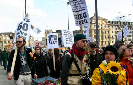 Kriegsgegner vor dem Bayerischen Hof