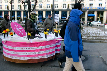 Kriegsgegner vor dem Bayerischen Hof