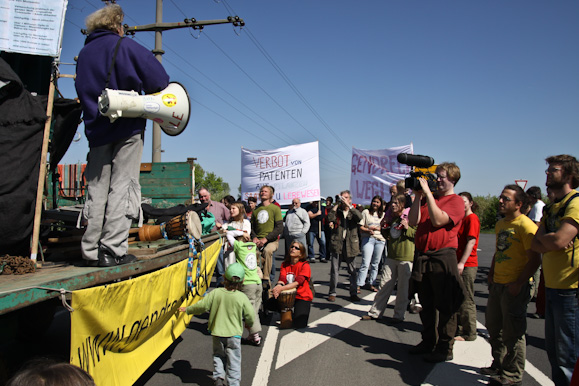 Demonstration von Gendreck-weg in Rodelheim/Kitzingen